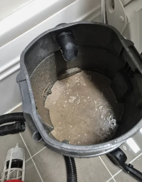 습식청소기 통에 모인 탁한 오수